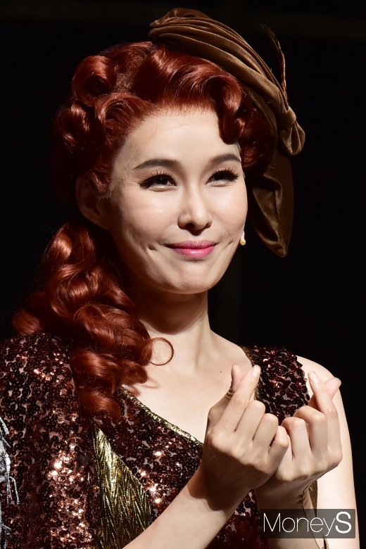 [머니S포토] 시티오브앤젤 가희, 수줍은 하트 포즈