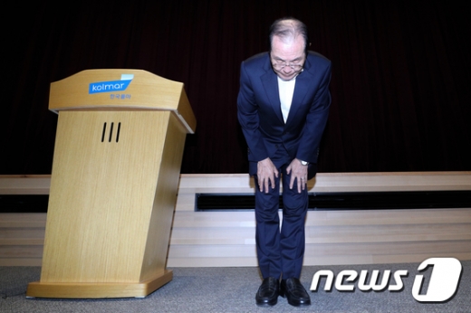 직원 조회에서 여성비하와 막말 유튜브 영상을 틀어 물의를 일으킨 윤동한 한국콜마 회장이 11일 오후 서울 서초구 한국콜마 종합기술원 대강당에서 기자회견을 열고 대국민 사과를 하고 있다. /사진=뉴스1