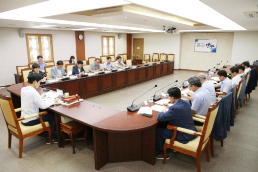 안양시(시장최대호)가 지난 8일 지역건설산업 활성화 추진위원회를 열어 금년도 상반기 건설산업 활성화 추진사항을 중간 점검을 실시했다고 밝혔다. / 사진제공=안양시