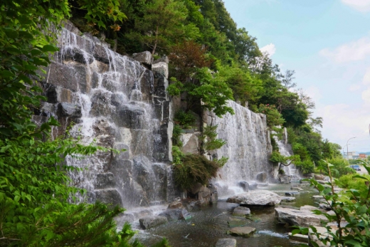 용인시가 하천에 버려지던 지하수를 이용 시민에게 친수공간을 제공하는 김량장동 벽천분수. / 사진제공=용인시 
