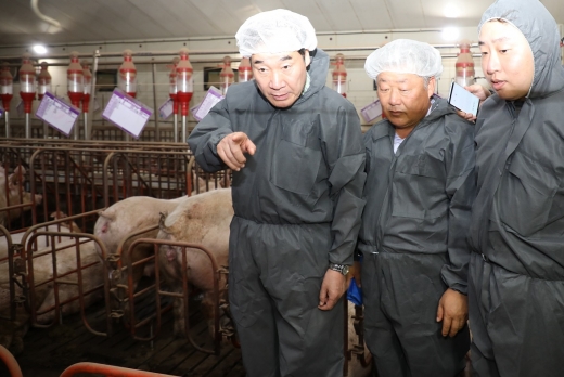 국무총리 안성농가 방문(좌측 이낙연 총리, 가운데 우석제 시장). / 사진제공=안성시