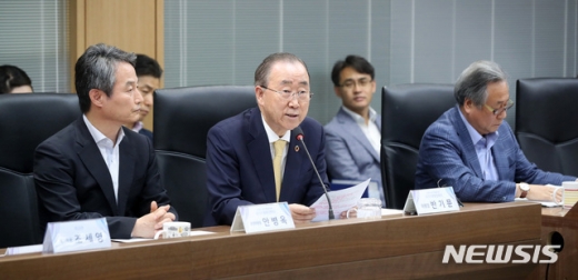 지난7월24일 서울 종로구 국가기후환경회의에서 열린 제3차 본회의에서 반기문 위원장이 모두발언을 하고 있다./사진제공=뉴시스DB