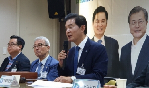 지난 10일 열린 대의원대회에서 류영진 위원장이 인사말을 하고 있다./사진제공=민주당 부산진구을지역위원회