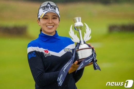 영국 스코틀랜드 노스 베리크 르네상스클럽에서 열린 미국여자골프(LPGA) 투어 스코틀랜드오픈에서 우승한 허미정이 11일(현지시간) 우승트로피를 들어보이고 있다. /사진=뉴스1(Tristan Jones 제공)