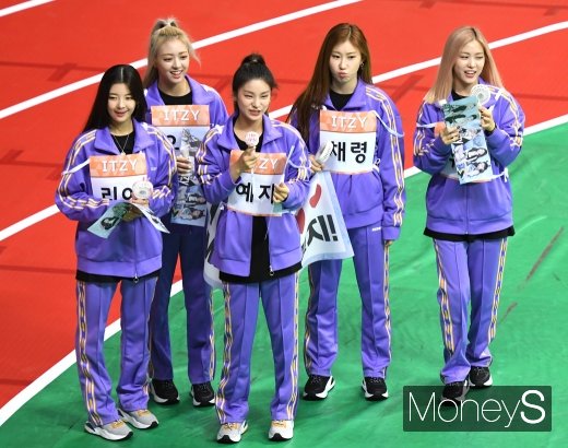 [머니S포토] 있지(ITZY) '아침부터 톡톡 튀는 상큼함'