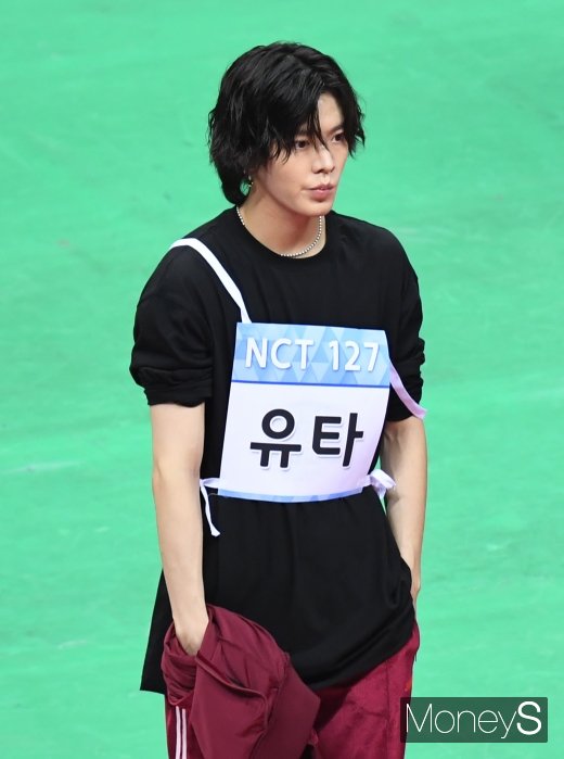 [머니S포토] NCT127 유타 '남성미 뿜뿜'