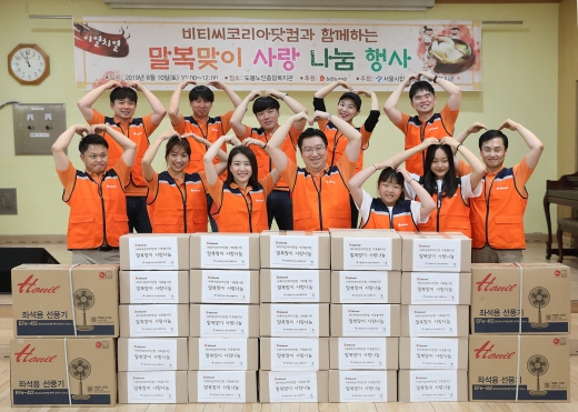 최재원 대표(앞줄 왼쪽 네번째)와 임직원들이 10일 서울 도봉종합노인복지관에서 독거어르신에 전달할 ‘사랑나눔키트’를 만들고 하트를 그려보이고 있다. /사진=빗썸. 