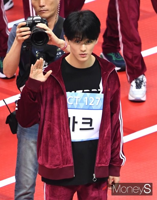 [머니S포토] NCT127 마크 '이번 추석특집 선서자 대표'