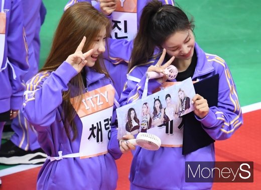 [머니S포토] 있지(ITZY) 채령·예지 '예쁘게 찍어주세요~'