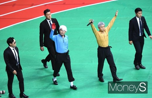 [머니S포토] UV '특급 경호 받으며 등장'