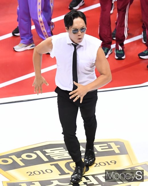 [머니S포토] 송진우 '무아지경 댄스~'