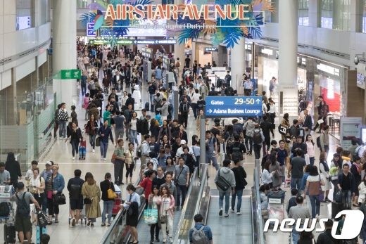 지난해 추석 연휴 붐비는 인천공항 면세구역. 2018.9.21/사진=뉴스1