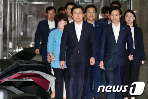 교안 자유한국당 대표와 최고위원들이 12일 서울 여의도 국회에서 열린 최고위원회의에 참석하고 있다. /사진=뉴스1 