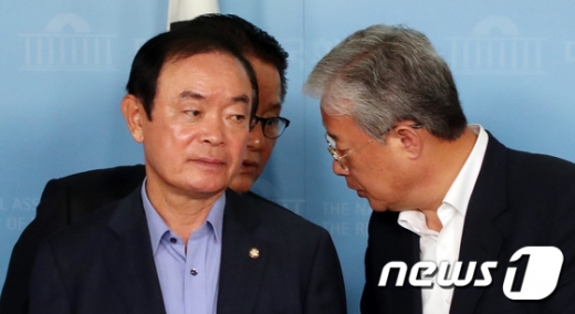 대화하는 유성엽·박지원·천정배 의원. /사진=뉴스1   