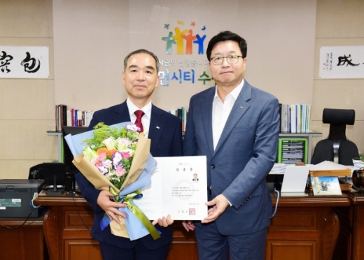 임용장 수여 후 염태영 시장(오른쪽)과 조무영 제2부시장이 기념촬영을 하고 있다. / 사진제공=수원시 