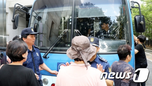 12일 오전 제주지방법원에서 시민들이 고유정이 탑승한 호송차량을 향해 소리치고 있다. /사진=뉴스1