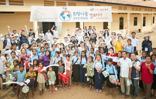 SBI저축은행 임직원들이 해외 봉사활동을 진행한 후 기념사진을 찍고 있다. / 사진= SBI저축은행. 