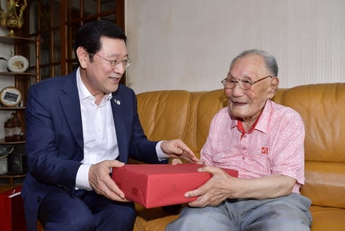 이용섭 광주광역시장이 제74주년 광복절을 앞두고 12일 오전 남구 방림동에 거주하는 독립운동 애국지사 이준수(96) 옹 자택을 방문해 위문품을 전달하고 있다./사진제공=광주광역시
