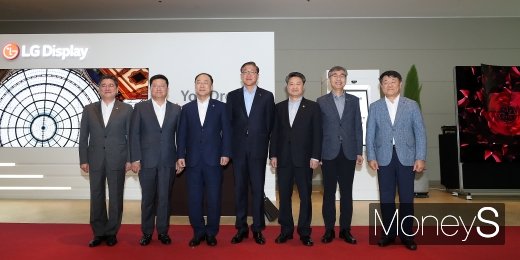 [머니S포토] LG디스플레이 파주공장을 방문한 홍남기 부총리