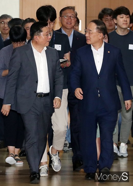 [머니S포토] 한상범 부회장과 대화하는 홍남기 부총리