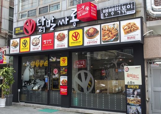닭발싸롱, 매뉴얼로 풀어낸 30년 국물닭발의 맛