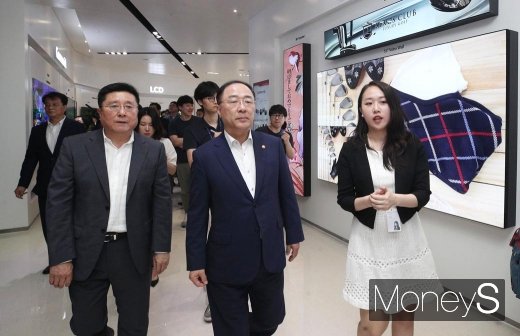 [머니S포토] 전시관 둘러보는 홍남기 부총리