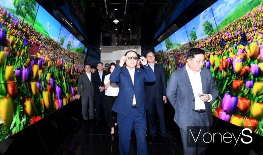 [머니S포토] 홍남기 경제부총리, 3D 터널 속으로
