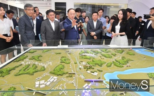 [머니S포토] 홍남기 경제부총리, LG디스플레이 현장 방문