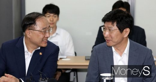[머니S포토] 대화하는 홍남기 부총리와 이동훈 사장