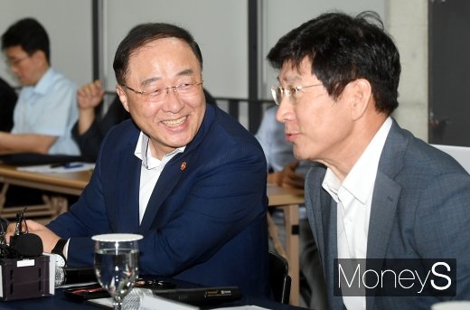 [머니S포토] 홍남기·이동훈 '화기애애한 분위기'