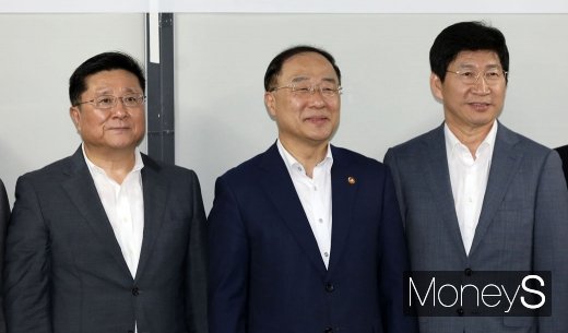 [머니S포토] 기념 촬영하는 홍남기·한상범·이동훈