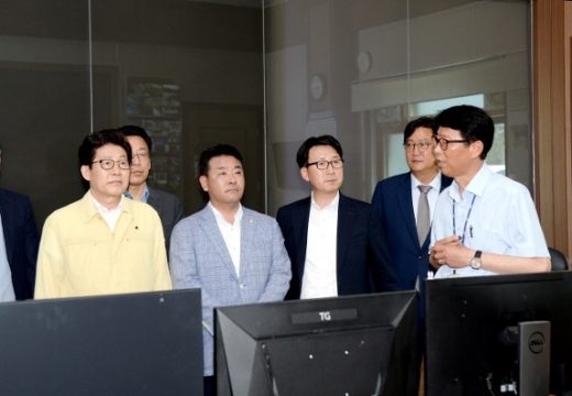 지난 7월 파주시 수돗물 정수처리 현장을 찾은 조명래 환경부장관과 박정 국회의원, 최종환 파주시장(앞줄 왼쪽부터). / 사진제공=파주시