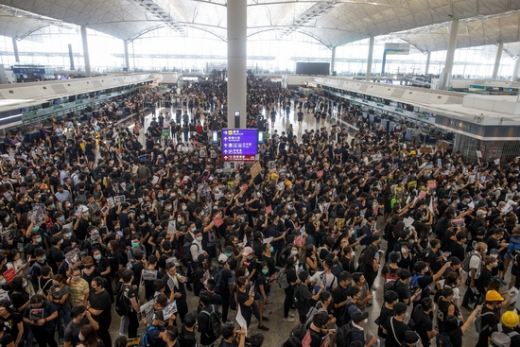 13일 오전(한국시간) 운영을 재개한 홍콩 국제공항. /사진=로이터