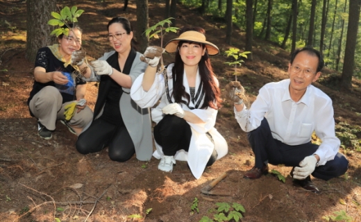 함양산삼항노화엑스포 홍보대사로 위촉된 ‘신이내린 목소리’성악가 조수미씨가 엑스포 홍보를 위해 세계무대에서 입을 의상을 디자인하고 제작한 서울 소재 데니쉐르바이 서승연·서승완 대표가 10일 함양산삼엑스포 현장을 찾았다./사진제공=함양군