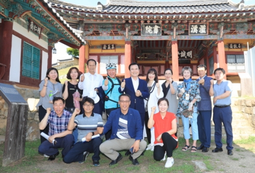함양산삼항노화엑스포 홍보대사로 위촉된 ‘신이내린 목소리’성악가 조수미씨가 엑스포 홍보를 위해 세계무대에서 입을 의상을 디자인하고 제작한 서울 소재 데니쉐르바이 서승연·서승완 대표가 10일 함양산삼엑스포 현장을 찾았다./사진제공=함양군