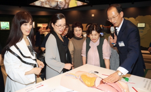 함양산삼항노화엑스포 홍보대사로 위촉된 ‘신이내린 목소리’성악가 조수미씨가 엑스포 홍보를 위해 세계무대에서 입을 의상을 디자인하고 제작한 서울 소재 데니쉐르바이 서승연·서승완 대표가 10일 함양산삼엑스포 현장을 찾았다./사진제공=함양군