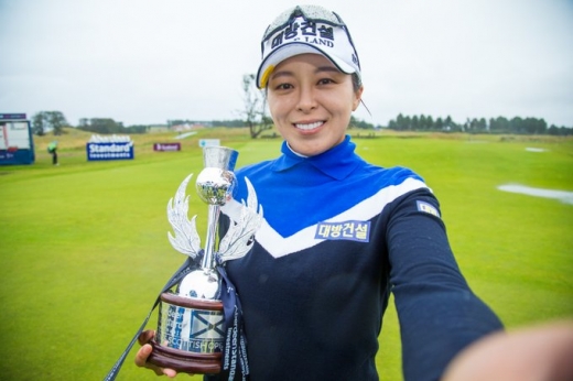 허미정이 지난 11일 영국 스코틀랜드 노스 베리크 르네상스클럽에서 열린 미국여자골프(LPGA) 투어 스코틀랜드오픈에서 우승한 뒤 트로피를 들어보이고 있다. /사진=LPGA 투어 공식 트위터 캡처