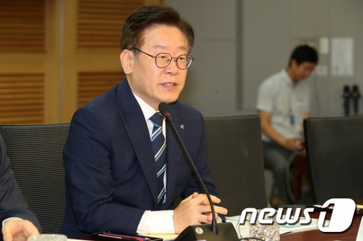 이재명 경기도지사가 13일 오전 서울 여의도 국회 의원회관에서 열린 개발이익 도민환원제 정책토론회에서 인사말을 하고 있다. / 사진=뉴스1