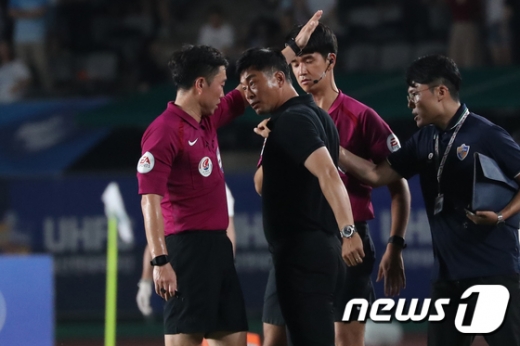 지난 11일 울산 남구 울산종합운동장에서 열린 2019 K리그1 울산 현대와 대구 FC의 경기에서 후반 울산 윤영선의 손에 공이 맞은 데 대해 VAR(비디오 판독) 결과 페널티킥이 선언되자 김도훈 울산 감독(왼쪽 두번째)이 심판에게 거세게 항의하고 있다. /사진=뉴스1