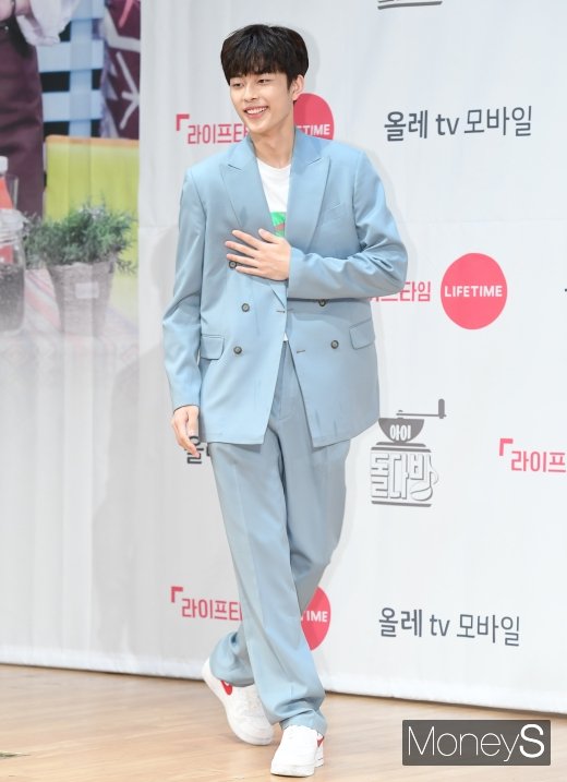 [머니S포토] 유선호 '등장부터 시선 잡는 훈훈함'