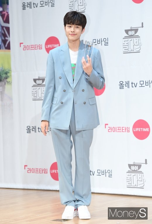 [머니S포토] 유선호 '누나들 커피 마실래요?'