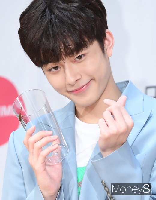 [머니S포토] 유선호 '애교 가득 담은 하트'