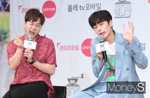[머니S포토] 앤디·유선호 '애교 대결'