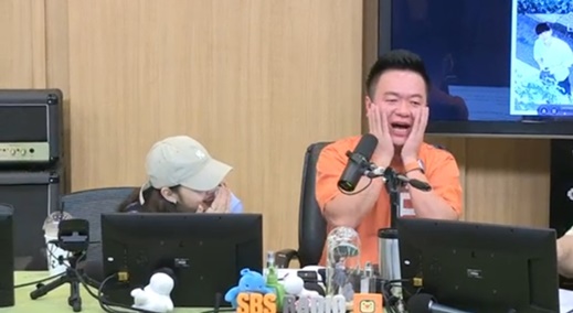 배우 김고은(왼쪽)과 DJ 김태균. /사진=SBS 파워FM '두시탈출 컬투쇼' 보이는라디오 캡처