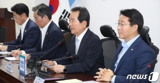 정세균 전 국회의장(오른쪽에서 두번째)이 13일 오후 서울 여의도 국회 의원회관에서 열린 일본수출규제 대응 당정청 상황점검 및 대책위원회 1차 회의에서 모두발언을 하고 있다. /사진=뉴스1