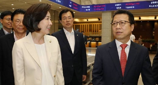 지난 9일 여의도 한국거래소를 방문한 나경원 자유한국당 원내대표(왼쪽)과 정지원 거래소 이사장. / 사진=뉴스1 이종덕 기자.