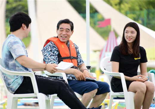 13일 호수공원 야외수영장에서 진행된 ‘안산아재 화섭TV’ 유튜브 라이브 방송에 윤화섭 안산시장(가운데)이 출연해 개그맨 이문재, 김수연 수영강사와 함께 진행하고 있다. / 사진제공=안산시