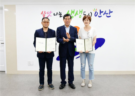 13일 시장실에서 진행된 ‘2019 안산생생마라톤대회’ 홍보대사 위촉식에서 윤화섭 안산시장(가운데), 이봉주, 임춘애 선수가 기념촬영을 하고 있다. / 사진제공=안산시