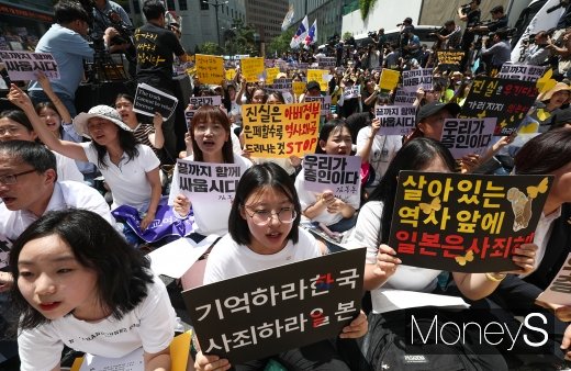 [머니S포토] 구호를 외치는 1400차 수요집회 참가자들