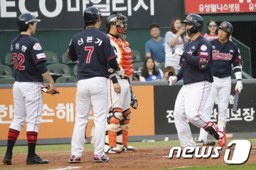 지난 6월18일 대전 한화생명 이글스파크에서 열린 2019 KBO리그 한화 이글스와 롯데 자이언츠의 경기 3회초 1사 1·2루 상황에서 롯데 민병헌(오른쪽 두번째)이 3점 홈런을 친 후 홈을 밟고 있다. /사진=뉴스1